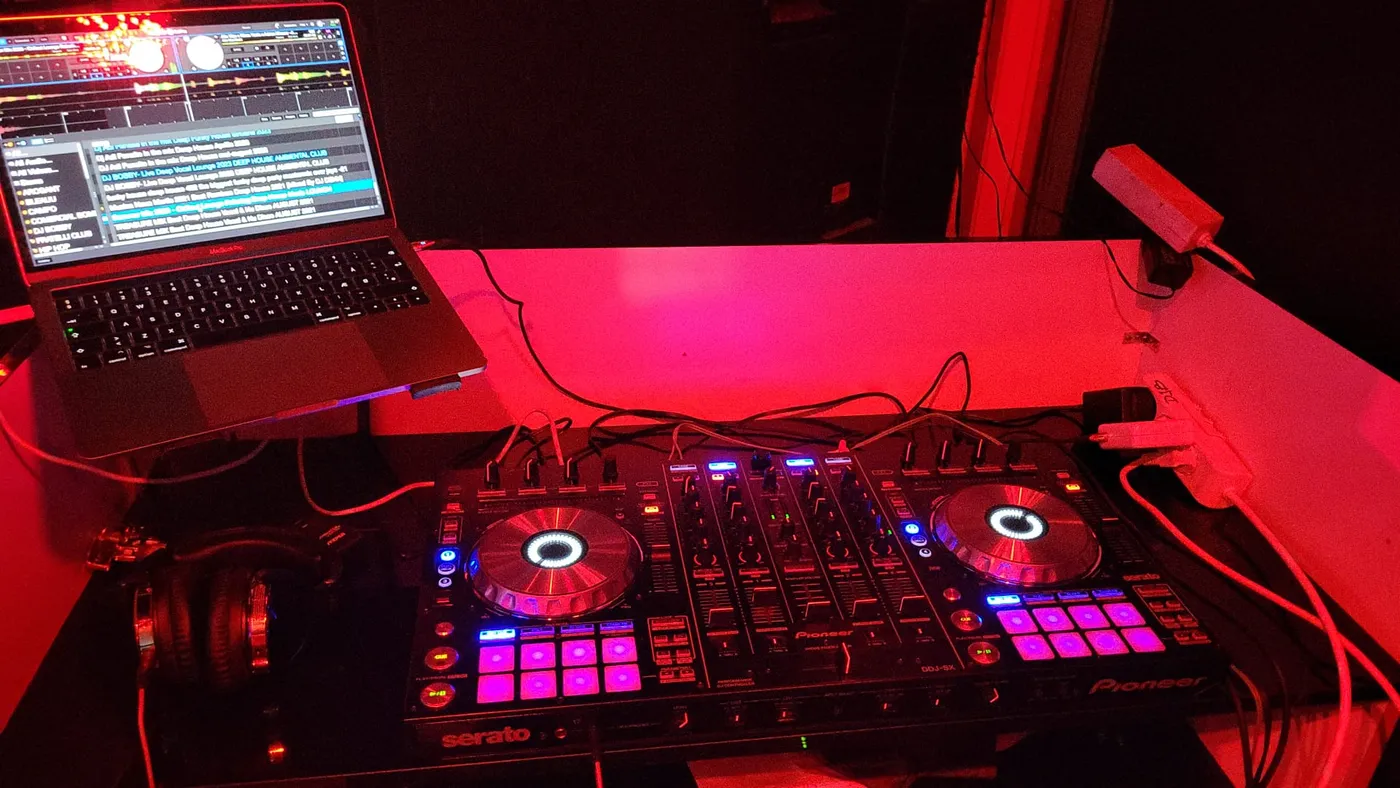 DJ booth cu mixer Pioneer in spatiul de evenimente Centrul Vechi