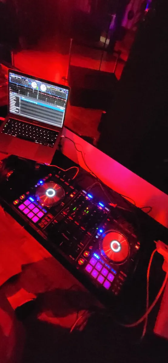 Pupitru de mixaj DJ pregatit pentru petrecere