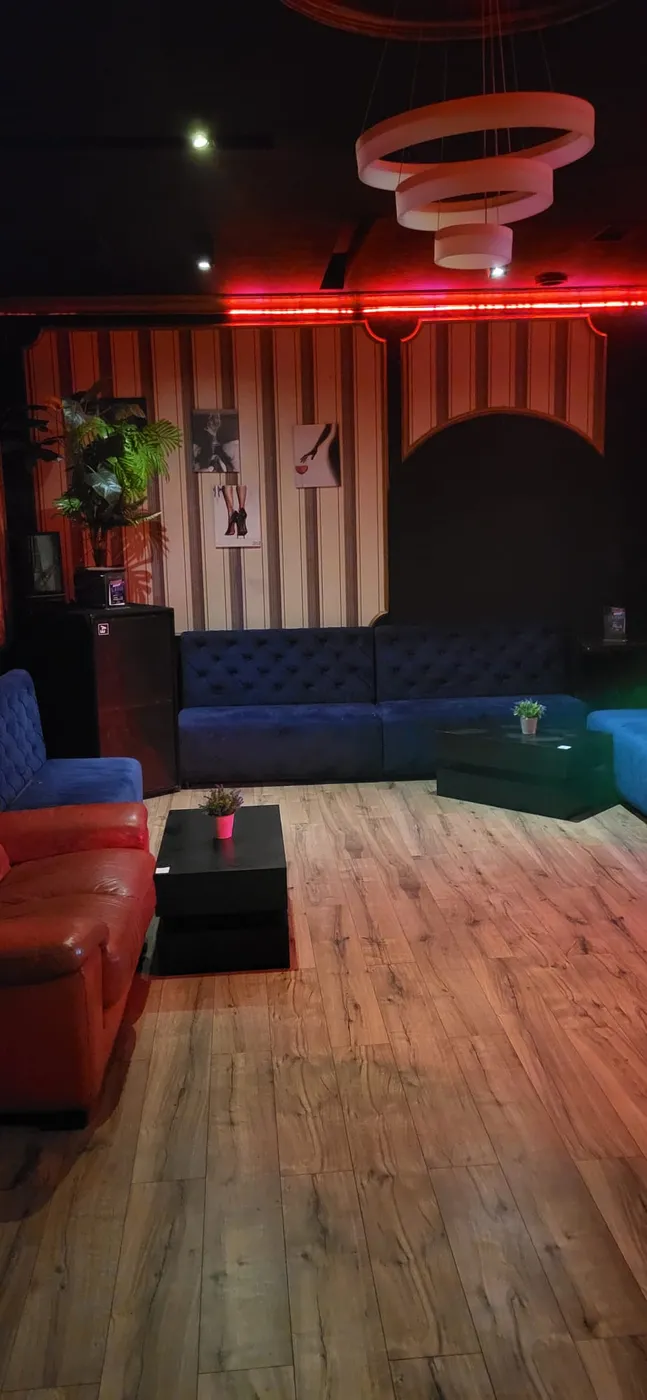 Lounge cu canapele si lumini neon pentru evenimente private in Centrul Vechi