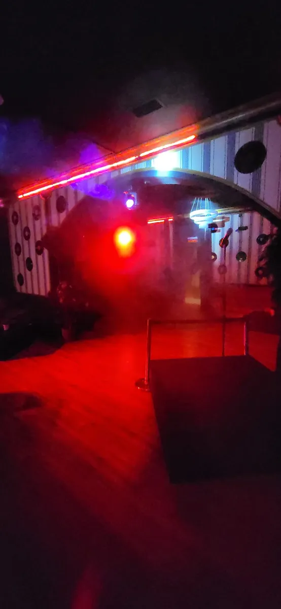 Ring de dans cu lumini neon pentru evenimente private in Centrul Vechi