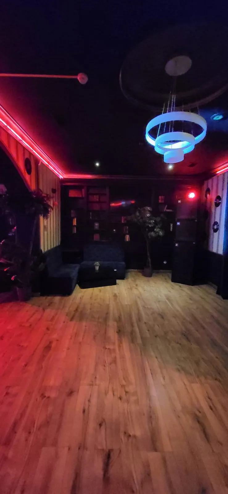 Spatii de inchiriat pentru evenimente private centrul vechi - sala Paradise Club cu lumini neon